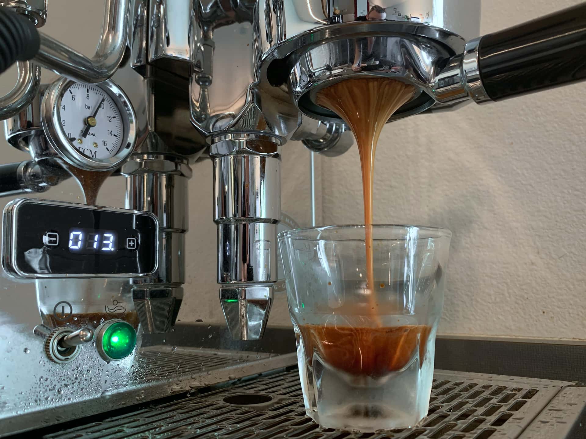 espresso shot extraction from a bottomless portafilter into a gibraltar
