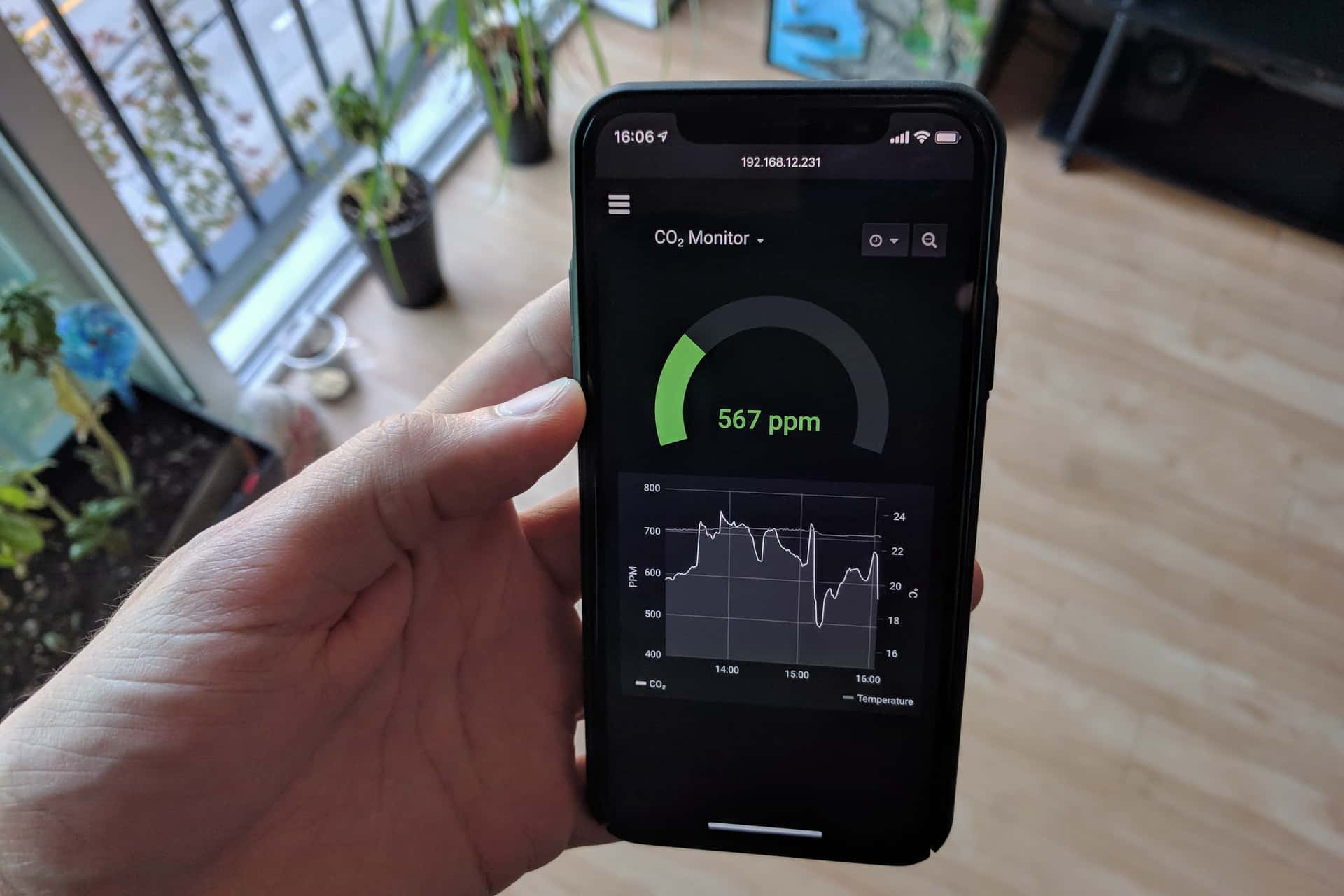 mobile phone displaying a graph of the indoor CO₂ level