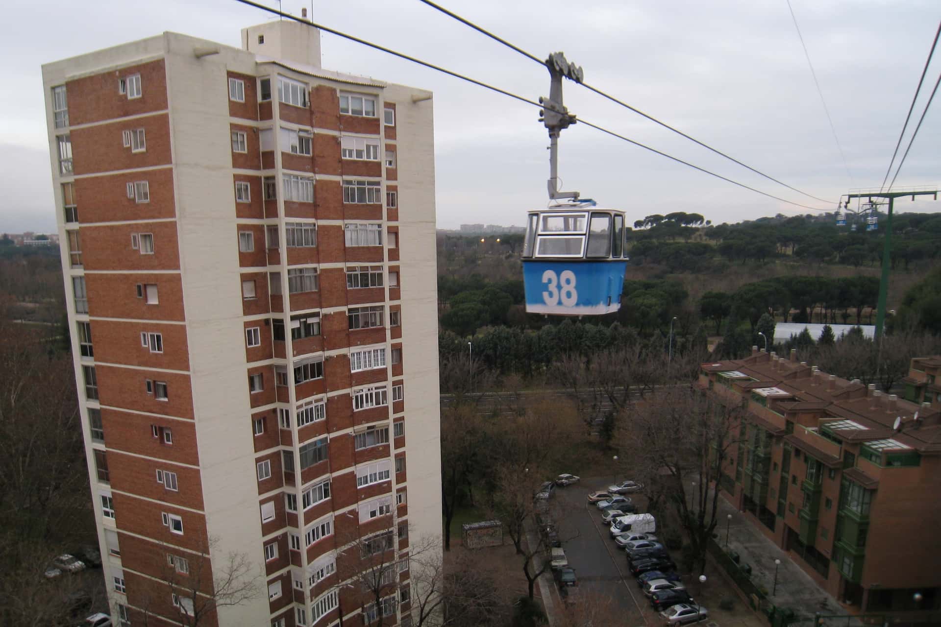 Teleférico de Madrid passing by high-rise apartments