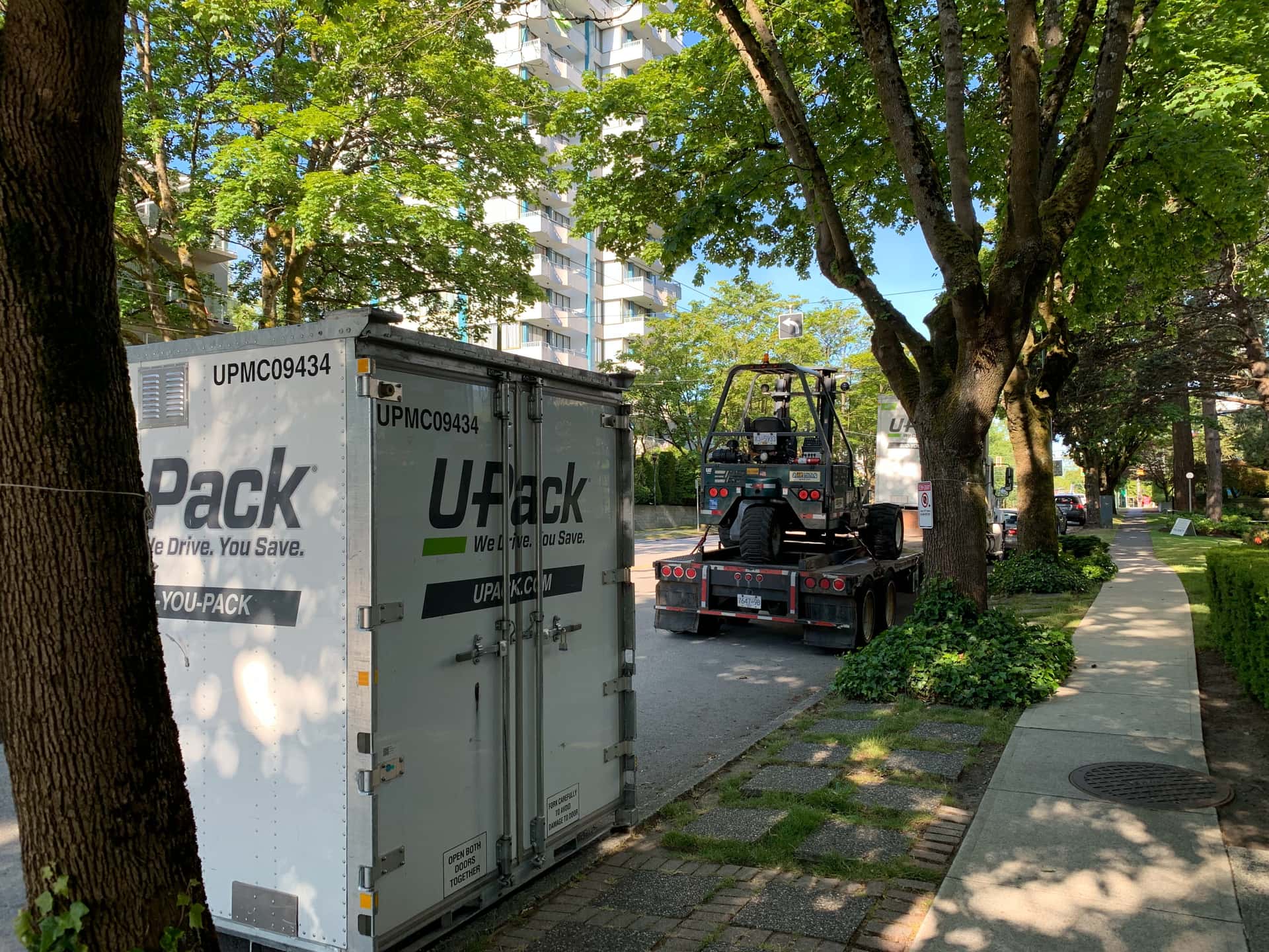 U-Pack moving pod and truck-mounted forklift